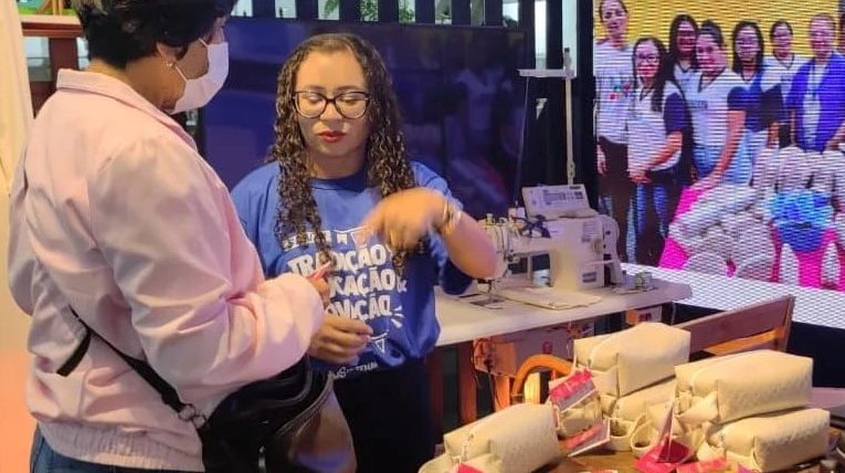 Un collectif de femmes produit des sacs au Brésil.